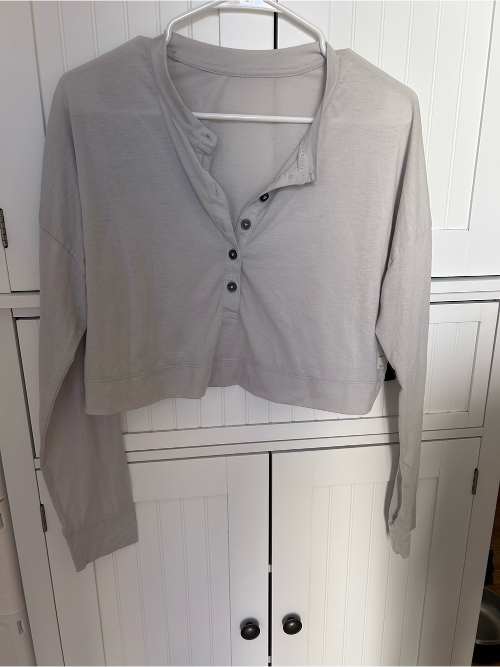 Vouri Classic Cropped Long-Sleeve Henley Top